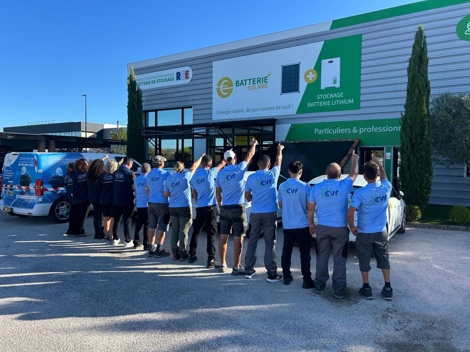 L'équipe EVF devant leur agence