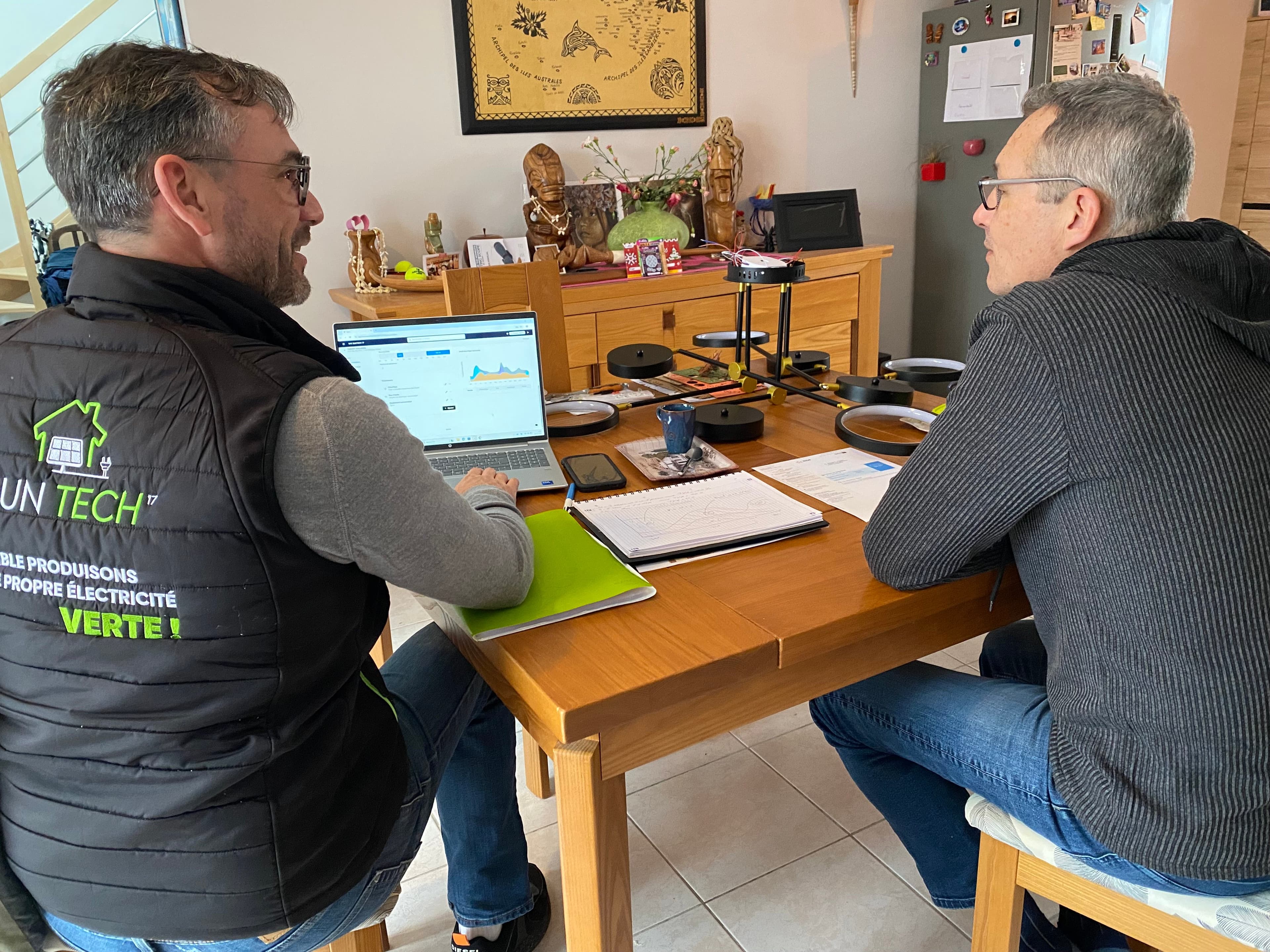 Thomas Hadrot en rendez-vous client avec Vesta sur l'écran