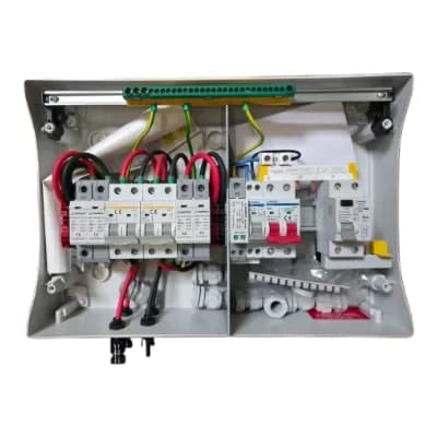Coffret AC/DC MADENR - 3 à 12kVA - Monophasé - 600V - Dérivation-limitation NF C15-100 - 2 MPPT / 1 String par MPPT - Inter-sect. AC 63A - Inter-sect. DC 2 x 50A/600V - Inter Diff 63A/300mA Type B - Parafoudre Type 2 (AC + DC)