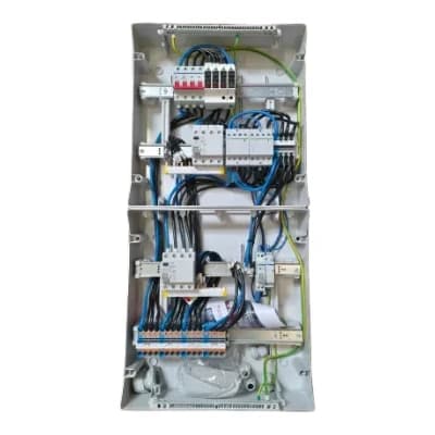 Coffret AC + Back-up MADENR - 6 à 24kVA - Triphasé - Inter-sect. 63A - 2x Inter Diff 63A/300mA Type B - Parafoudre Type 2 - Inverseur de sources et conjoncteur de neutre