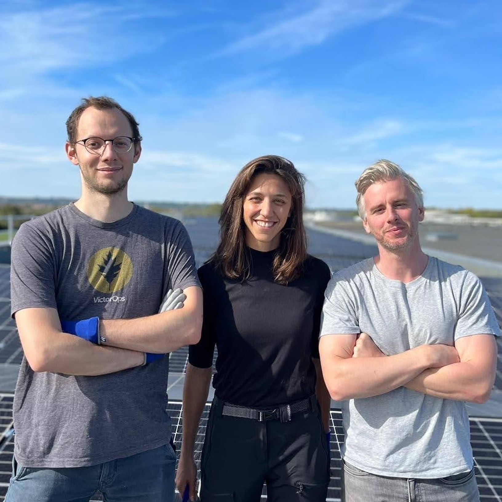 L'équipe Solarock sur un toit de panneaux solaires